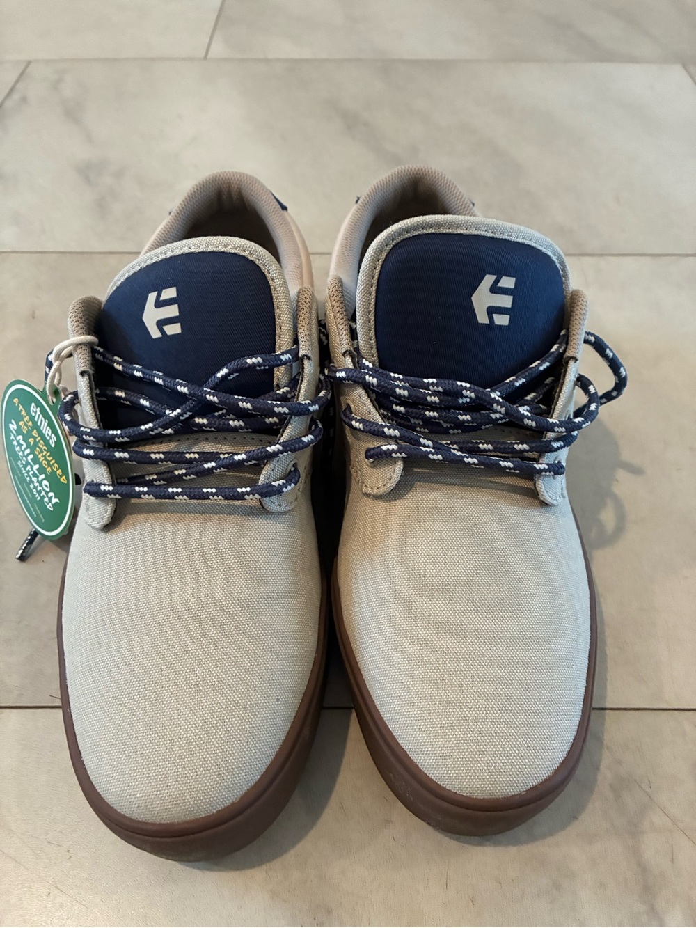 Etnies Men’s Beige Canvas Sneakers with Navy Tongue and Patterned Laces